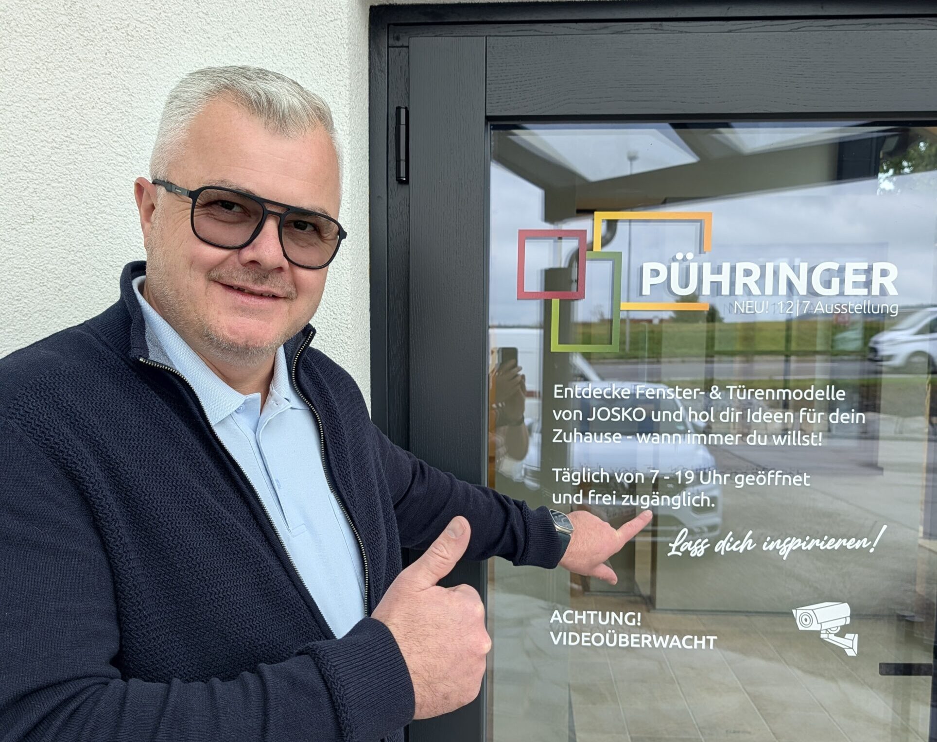 Harald Pühringer präsentiert die neue 12/7-Ausstellung für Josko Fenster und Türen