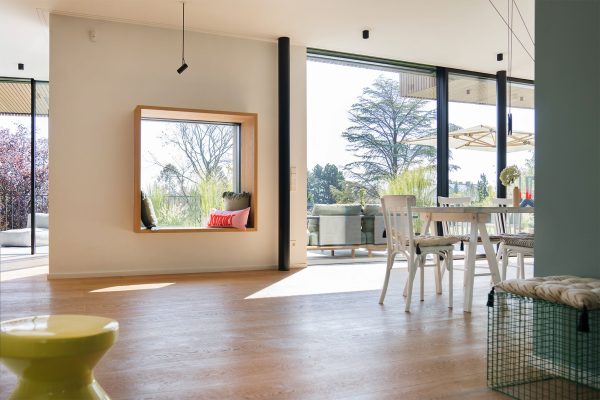 Blick vom Wohnzimmer auf die Terrasse durch Fenster und Ganzglassysteme von Josko