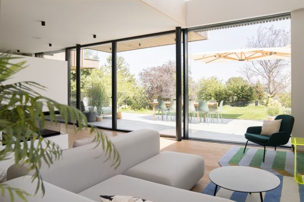 Josko Ganzglassystem - Blick vom Wohnzimmer in den Garten