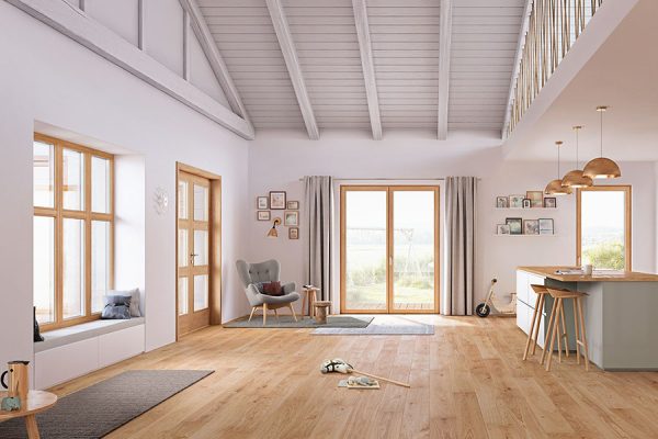 Wohn-Essbereich mit zusammenpassenden Türen und Fenstern von Pühringer in heller Holzoptik